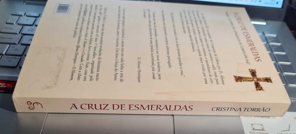 A Cruz de Esmeraldas de Cristina Torrão