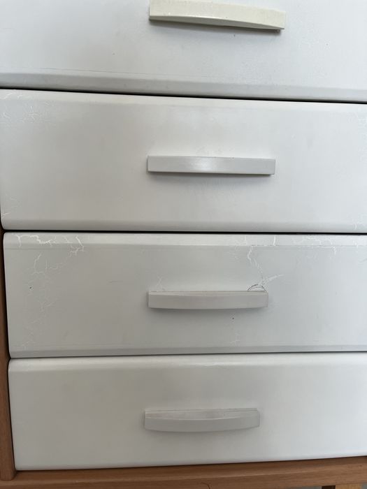 Comoda com muita arrumação usada