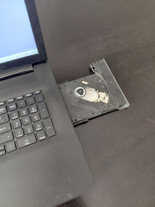 Laptop Hp17-ca0563ng.
