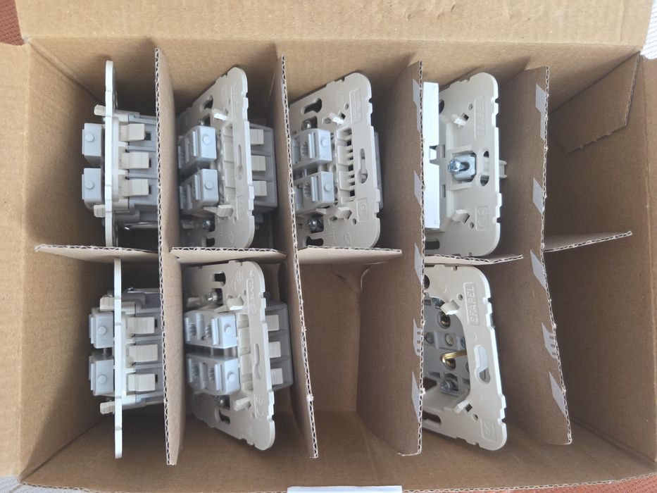 Lote de Mecanismos Elétricos Efapel (Tomada Schuko, Ficha TV/Rádio e Interruptor)