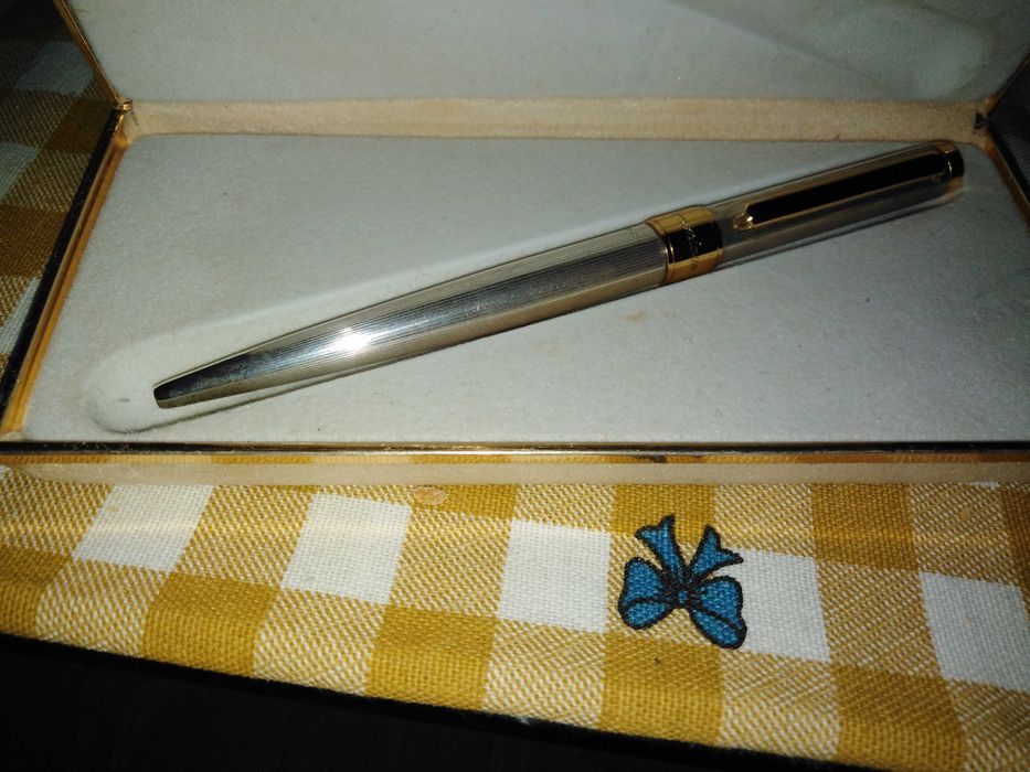 Caneta Dominique em prata.