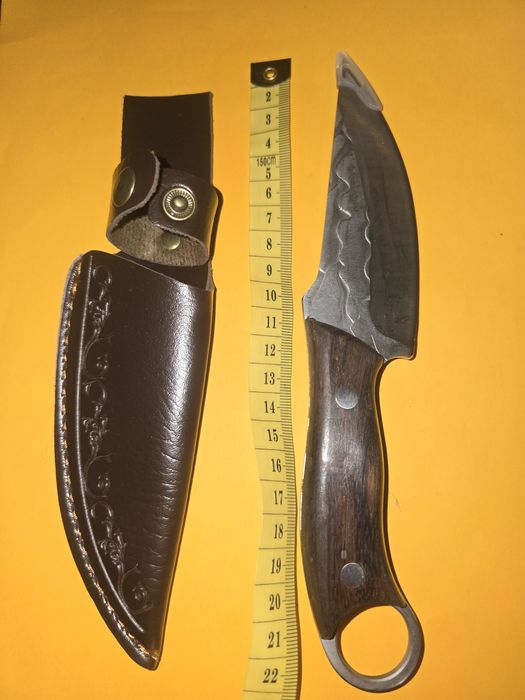 Elegancki nóż turystyczny ostry ładnie wykonany