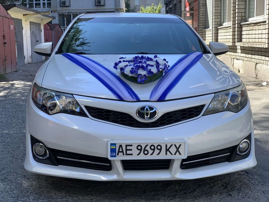 Авто на свадьбу Аренда Авто с водителем Белая Toyota Camry 50 Трансфер