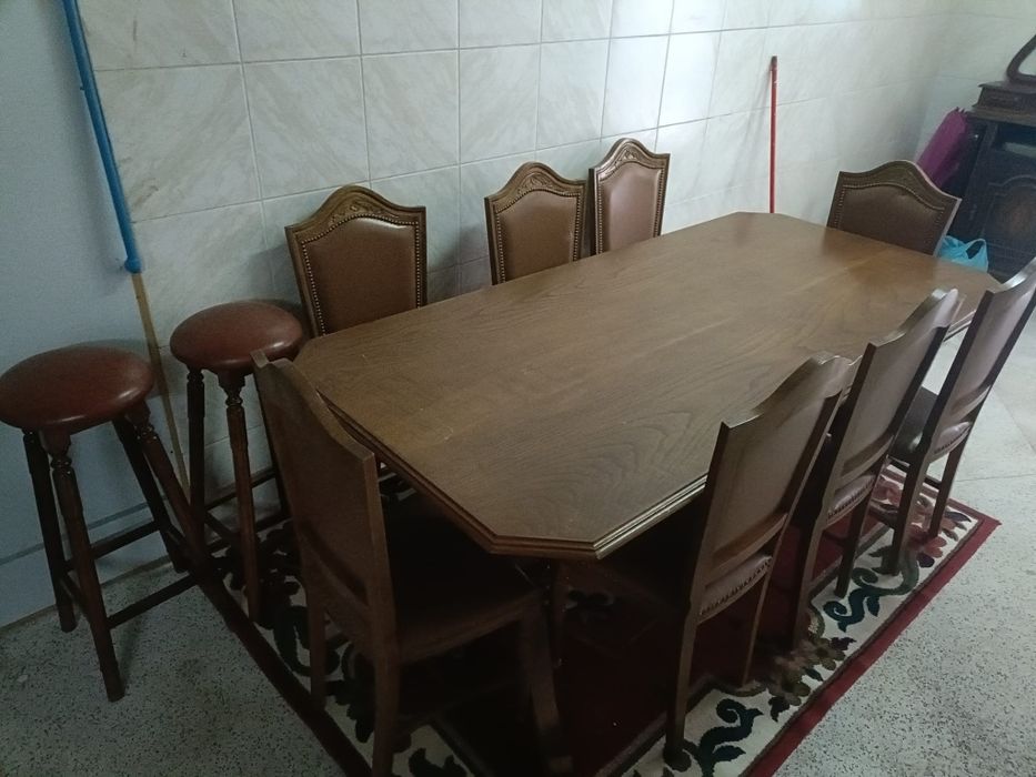 Mesa em Madeira,8 cadeiras e 2 bancos