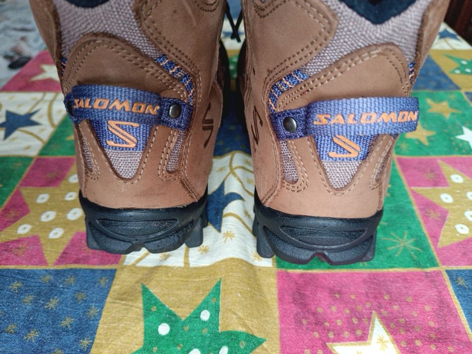 Жіночі трекінгові черевики Salomon.