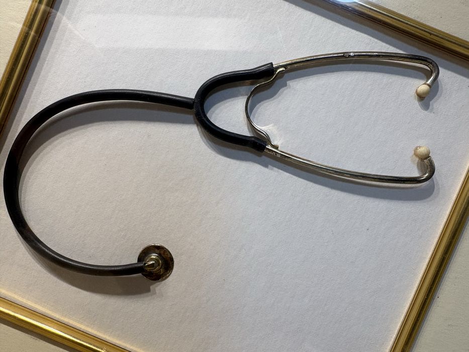 Quadro com miniatura de um estetoscópio em prata portuguesa
