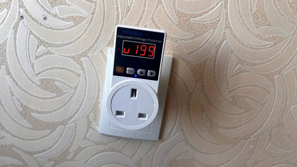 реле  бар'єр напруги UK вилка