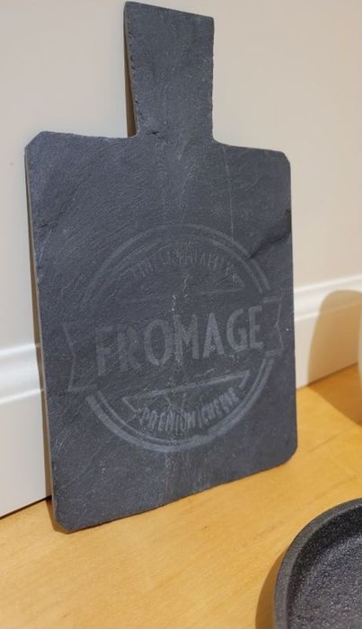 Artigos cozinha: tábua queijos, saleiro e pimenteiro, caneca, copo gin