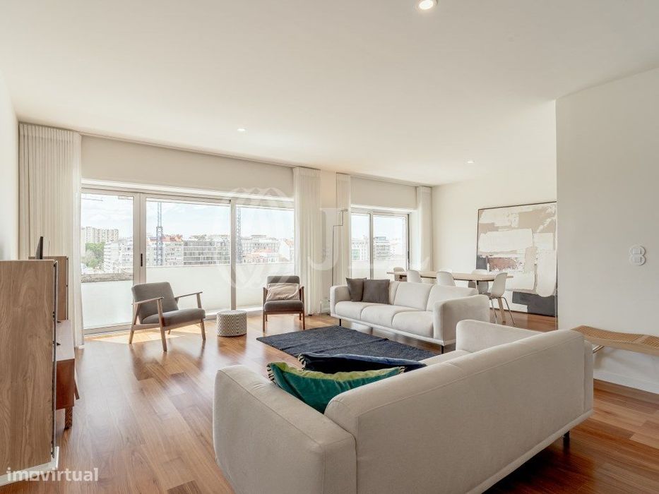 Apartamento T3, renovado com varandas, em Lisboa