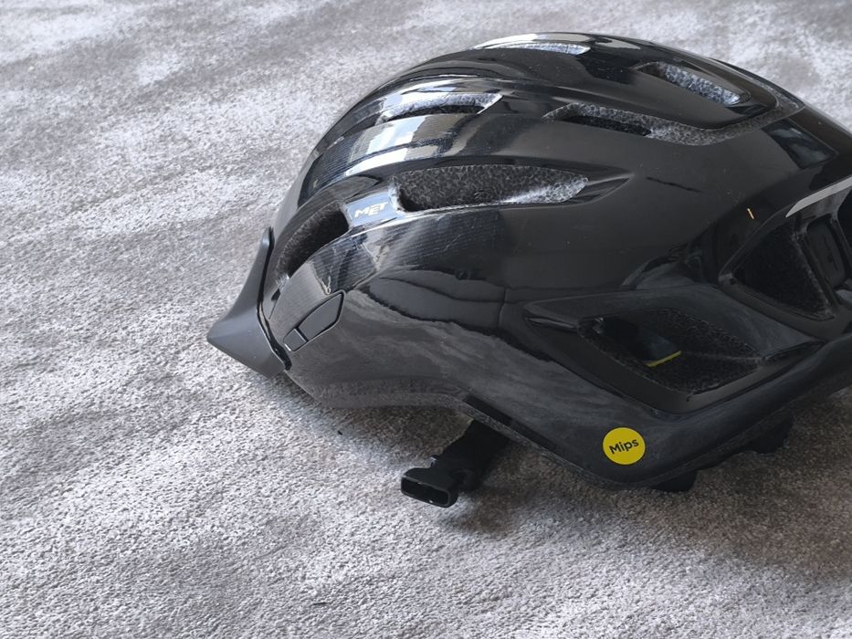 Capacete MET com MIPS