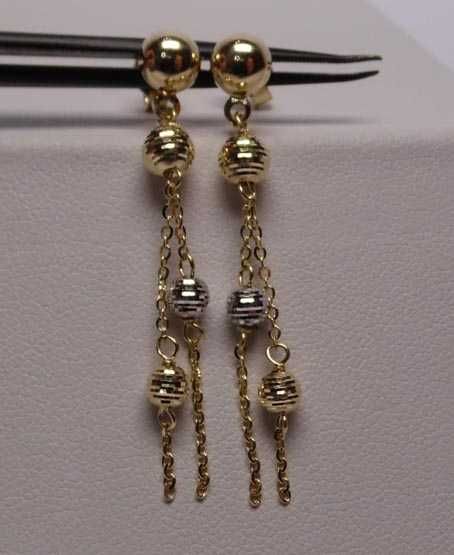 Złote wiszące kolczyki łańcuszki diamentowane dwukolorowe kulki.