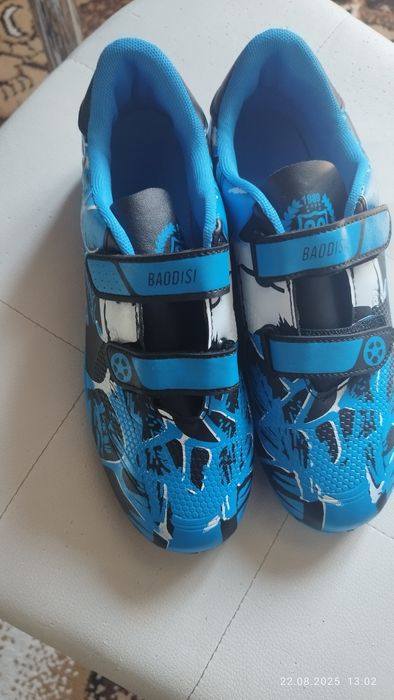 Бутси, кросовки, сороканожки, для футболу на липучках.