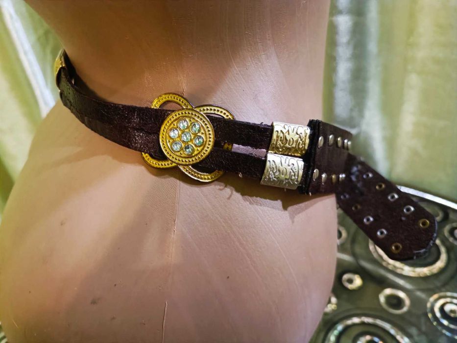 Красивый женский ремень с камнями