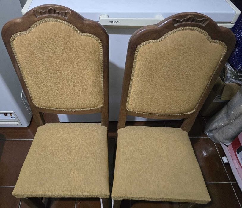 Conjunto de 2 Cadeiras em Madeira – Estilo Clássico (Negociável)