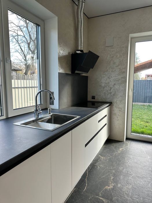 Будинок біля озера з новим ремонтом на 6 сотках. Два види опалення !