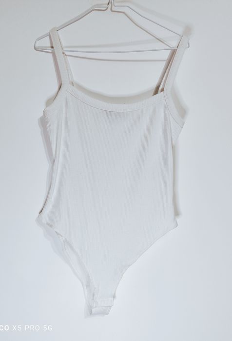 Białe body damskie prążkowane na ramiączkach Primark