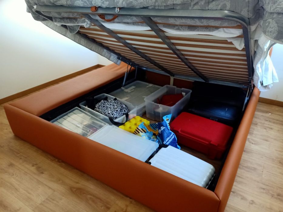 Cama casal pele sintentica com estrado elevatório