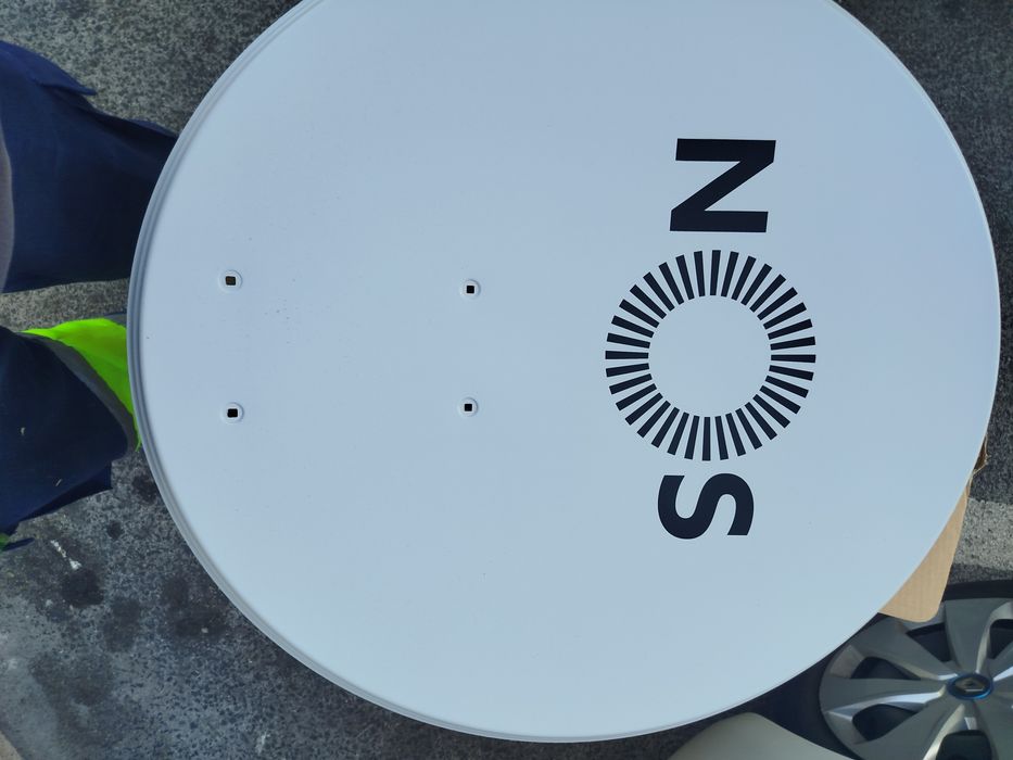 Antena parabólica nova da NOS