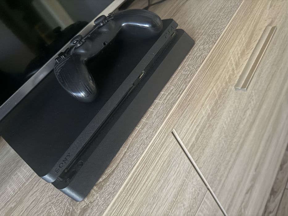 Playstation 4 z padem i okablowaniem 1TB