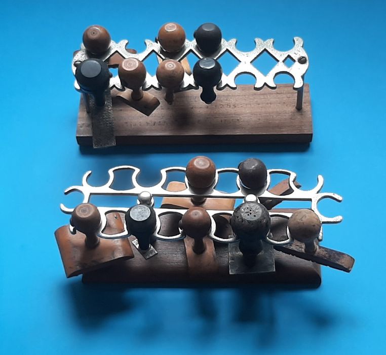 Conjunto de 5 raros suportes para carimbos em arte nova