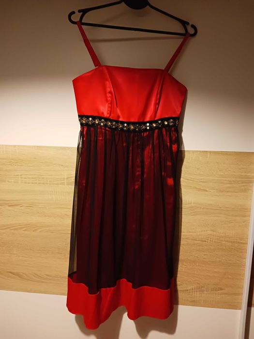 sukienka czerwona z czarna siateczką  rozmiar 36/ 38 M j&J