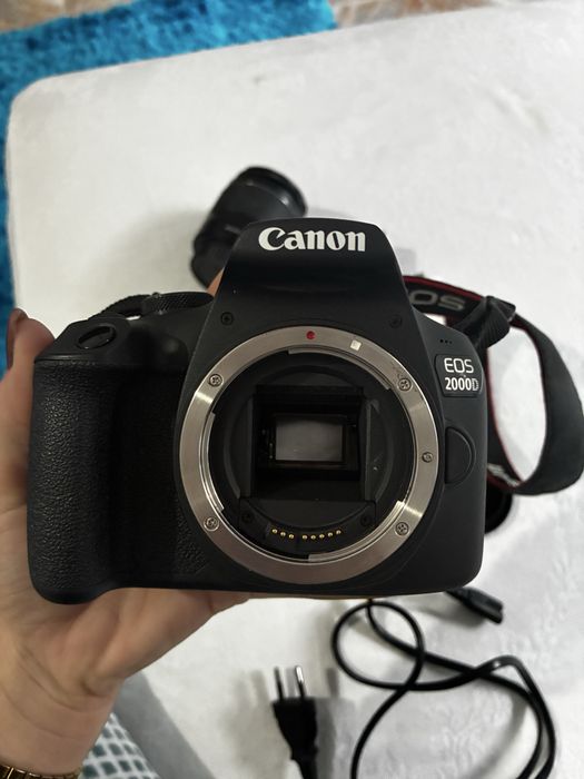 Canon  EOS 2000D