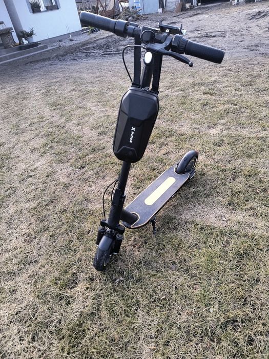 Hulajnoga elektryczna.