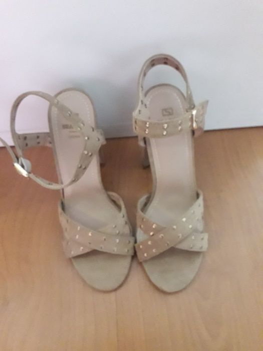 Sandálias novas de mulher