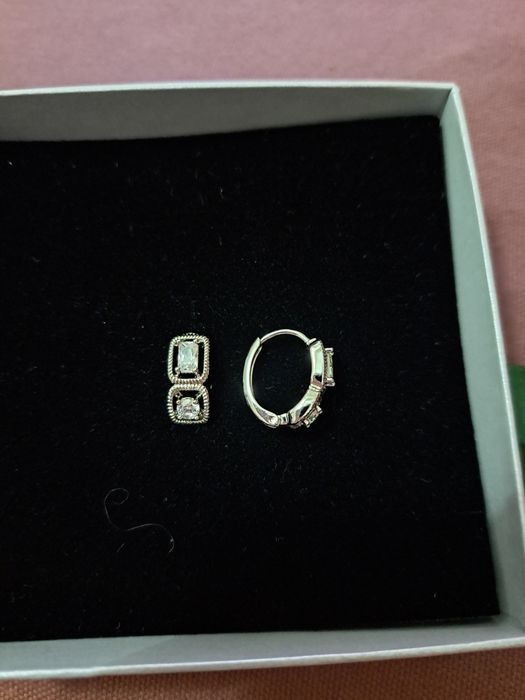 Brincos em aço com zirconias