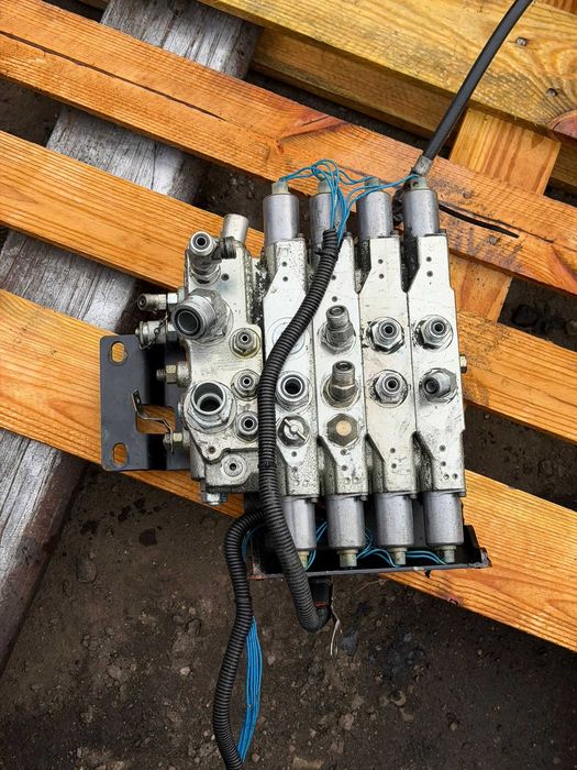 Rozdzielacz hydrauliczny czterosekcyjny HYSTER