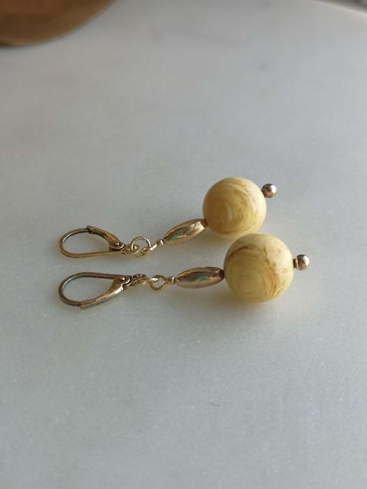 kolczyki z białym bursztynem