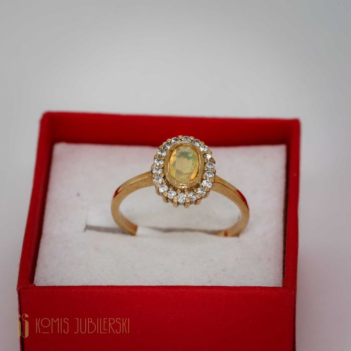 Złoty pierścionek z opalem  naturalnym i cyrkoniami.