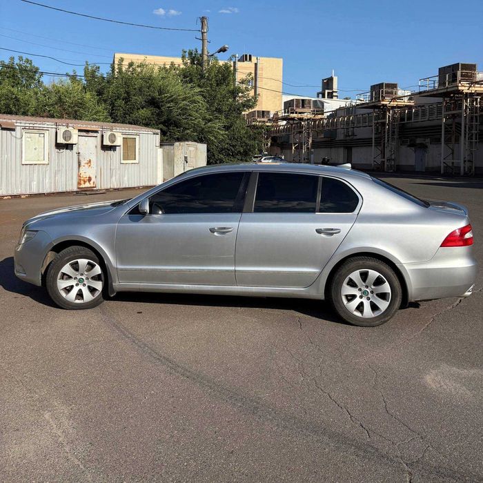 Skoda Superb 2011 продаж авто купити Шкода Суперб в Україні седан ліфтбек автомат DSG бензин комфортний та просторий автомобіль у гарному стані машина