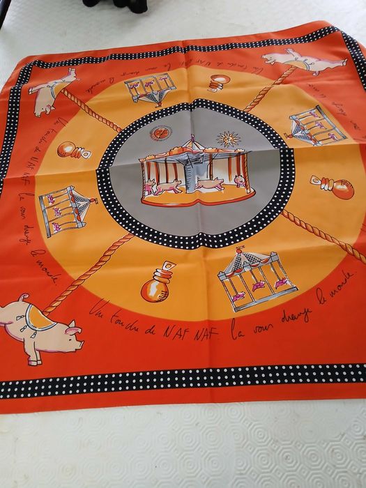 Lenços de senhora de vários tamanhos e modelos.