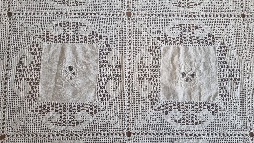 Toalha de mesa em crochê com aplicações em linho feita a mão