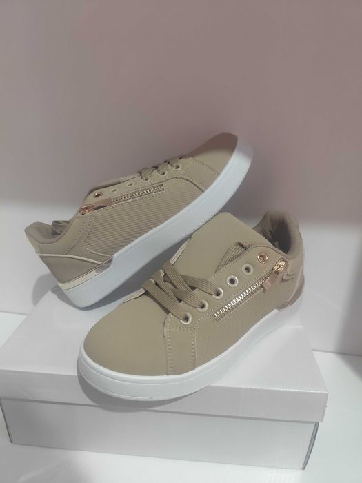 Sapatilhas bege de senhora