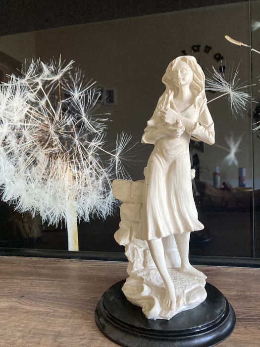 Figurka kobieta z gołębiem alabaster
