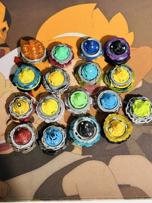 Varios Beyblades Burst oficiais da Hasbro