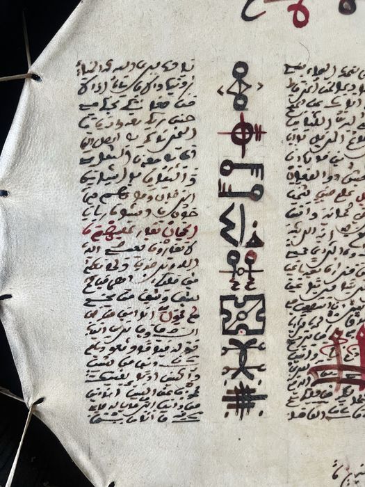 Bębenek z arabskim pismem