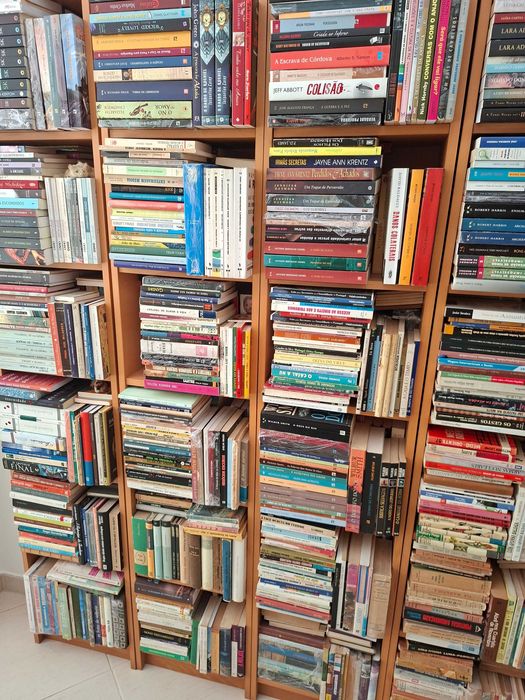 Vendo biblioteca particular 10000 livros