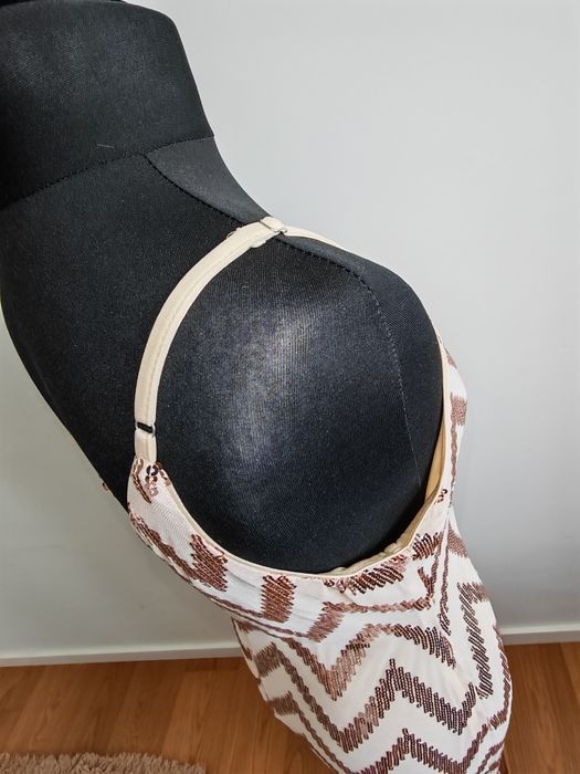 Vestido nude com aplicação de lantejoulas