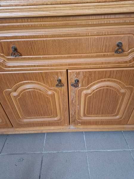 Dwuczęściowy kredens