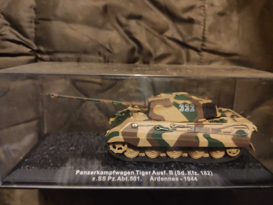 7 modelos carros combate coleção De Agostini em caixa de acrílico