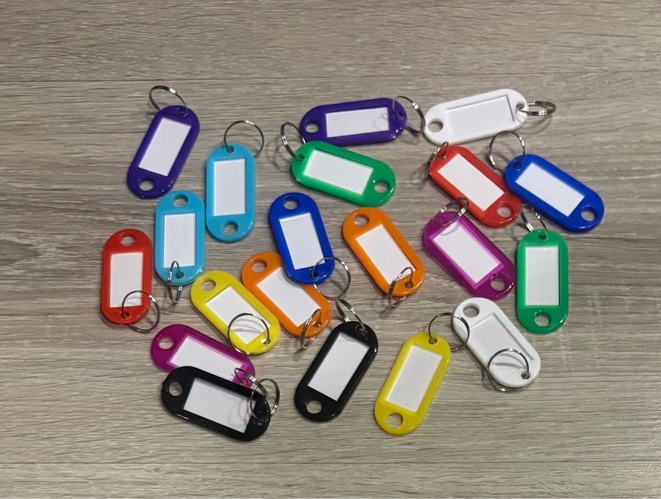 Identyfikatory , breloki do kluczy 20 sztuk