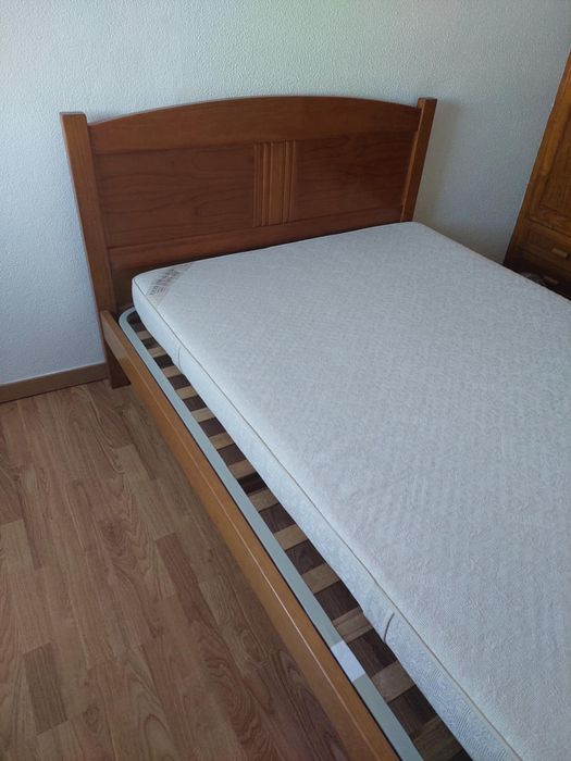 Cama pinho mel com 2 mesas de cabeceira + Colchão