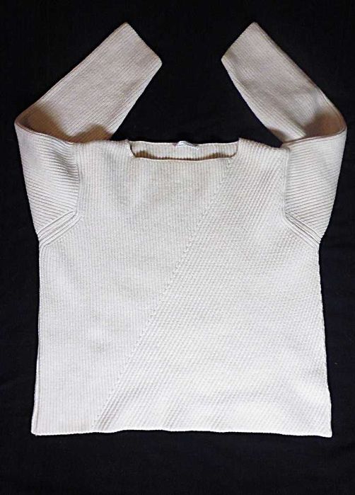 Светр кольору слонової кістки- 50% вовни.