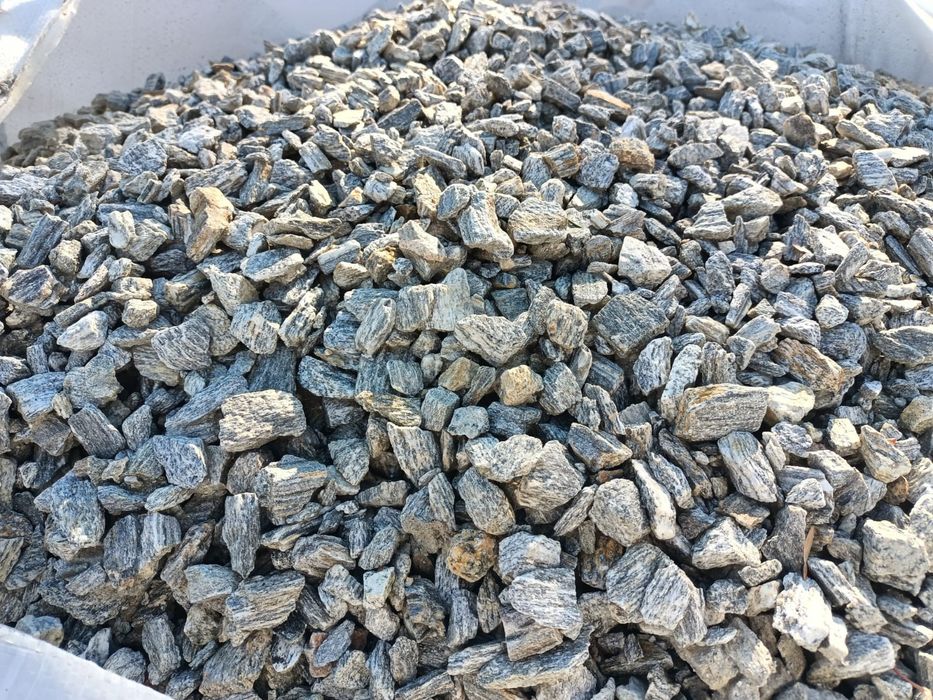 Kora kamienna z dostawą w big bagu gnejs kamień szary brąz plus głaz