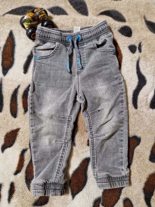 Жилетка (безрукавка) и джогеры  на мальчика