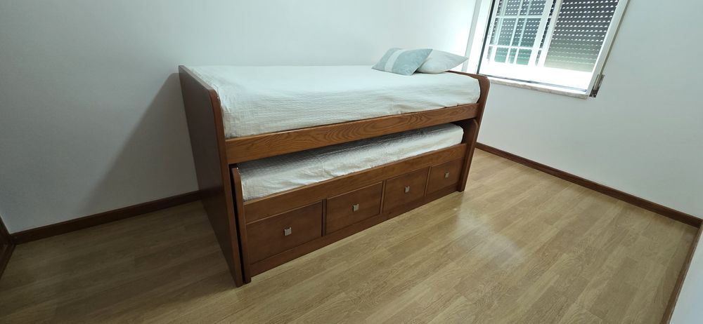 Cama dupla de madeira maciça + roupa de cama + 1 colchão