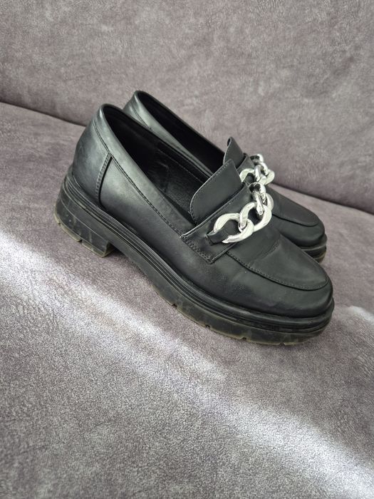 Czarne espadryle z łańcuchem mokasyny na platformie 39 loafersy